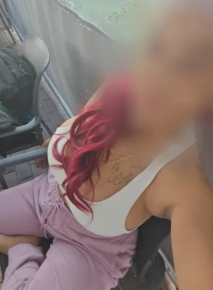 Lara, 36